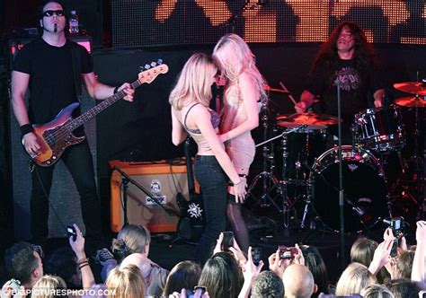 taylor momsen puts on raunchy stage dance with female fan daily mail online
