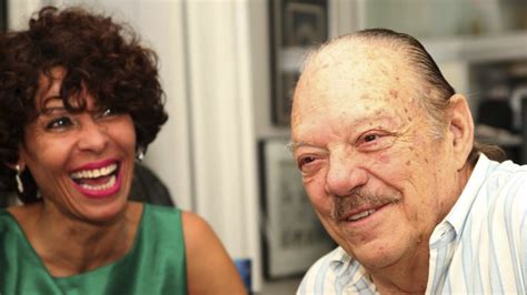 Born in brooklyn, new york, his early influences were his father buddy, who was a professional bass player and his mother rose, who sang. Larry Harlow: el Judío Maravilloso está mejor de salud - Basto Salsa Radio