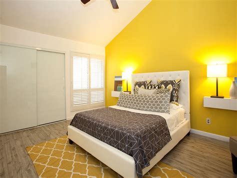Modern Bedroom Decor In Comfortable Nuance 16733