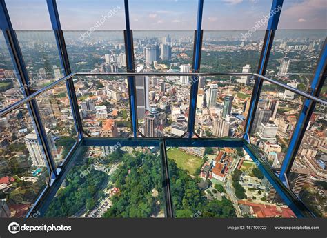 Kl towers rise above all the skyscrapers with 421 meters. Foto: menara kuala lumpur | Caja de cielo en Menara Kl ...