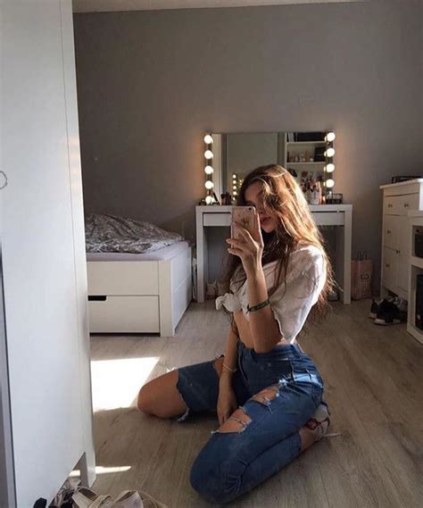 Pin by Dannya Nuñez on outifts Mirror selfie poses Instagram pose