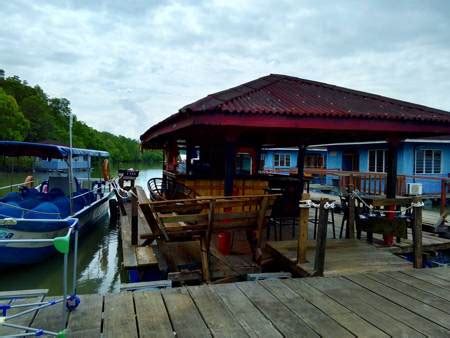 Chalet terapung segantang garam ni pulak lagi syokkkk. Interesting Places in Malaysia - Chalet Terapung Segantang ...
