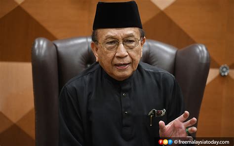 Dalam is for abstract concepts like majlis kebudayaan in the second sentence, dalam kalangan pelajar, dalam masa terdekat, etc di dalam is for concrete places such as di dalam perkarangan sekolah, di dalam bilik darjah di dalam pejabat etc|2. DIALOG RAKYAT: Tidak praktikal adakan PRU15 dalam masa ...