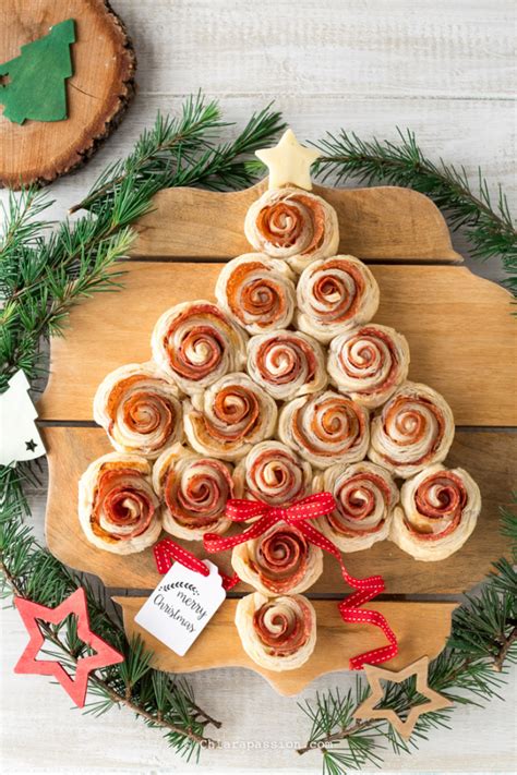 Tecniche per l'abbattimento fai da te di un albero inclinato o eretto. Albero di Natale rose di pasta sfoglia | Chiarapassion