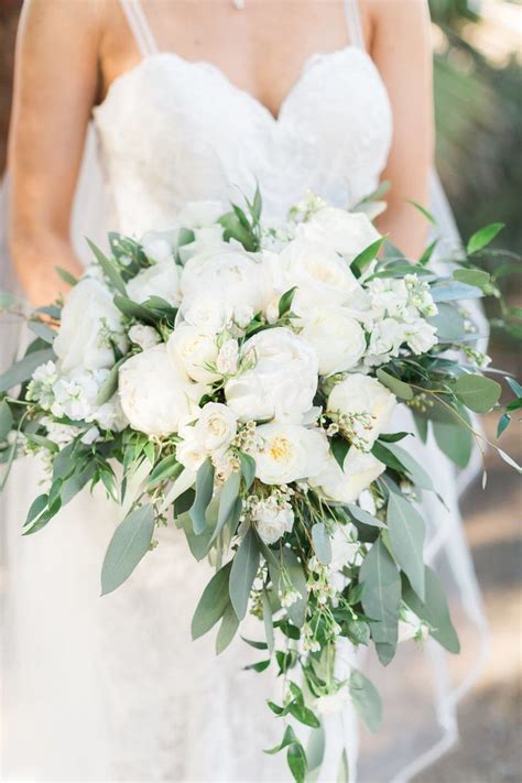 Thousands of tiny white flowers suspended like a mist on thin stems make baby's breath an attractive choice for floral arrangements.perfect for your wedding day, craft projects or just make your own beautiful display.increase more color and vitality to your life, make you have a good mood every day. White and Greenery Heart Shaped Bridal Bouquet #wedding # ...