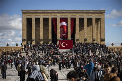 Nation Remembers Atatürk Flocks To Anıtkabir Dolmabahçe Palace