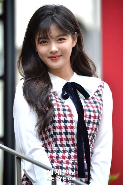 김유정과 동갑내기인 김소현은 김유정과 함께 차세대 한국 여배우로 손꼽히는 아역배우 중 한 명이다. 인터뷰② 김유정 "김소현 이어 키스신? 우리도 그냥 뽀뽀였는데 ...