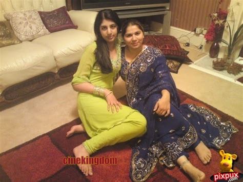 Beautiful Muslim Girls Hot Desi Aunties Sexy Saree Stills