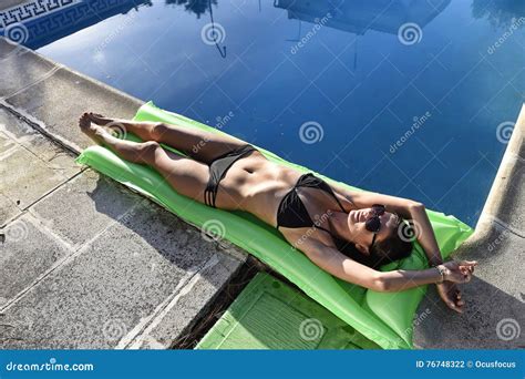 Sexy Frau Im Bikini Mit Dem Schönen Körper Der Die Sonnenbräune Sich Entspannt Auf Luftmatratze