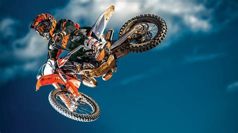 With the most powerful engine in the field and a super lightweight, stable chassis, it does not need to shy away from a full size bike. 2017 KTM 85 SX 17-14 - Review and Specification