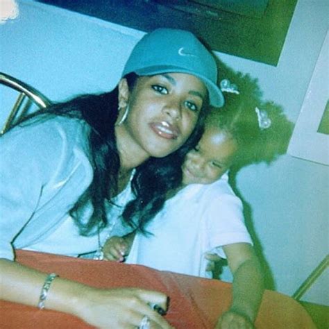 Aaliyah Red Album Signing 2001 ♥ Aaliyah Photo 39184599 Fanpop