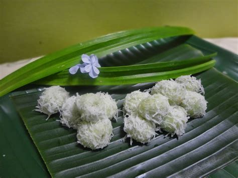 The shaved ice is so fine and coconut milk thick and fragrant. SelagiAdaGula: R14: Buah Melaka....Gula Kabung