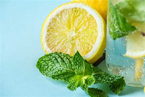 Infused water is taking over refrigerators near you and, if you're not already on board, then this may be the lemon infused water has been a staple within the wellness scene for years. 10 Manfaat Infused Water Lemon (Bikin Awet Muda)