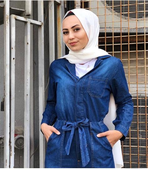Limage Contient Peut être Une Personne Ou Plus Et Personnes Debout Hijab Fashion Fashion