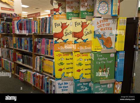 Barnes And Noble Booksellers Book Display Nyc Usa Stock Photo Alamy