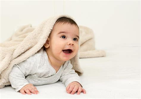 Banyak orangtua yang menggunakan sistem penamaan bangsa timur tengah ini, karena dianggap lebih moderndan memberikan kesan nama yang keren. Foto Anak Bayi Laki2 - Baby Love