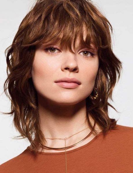 Coupe de cheveux long femme. Coiffure mi long 2020 visage rond