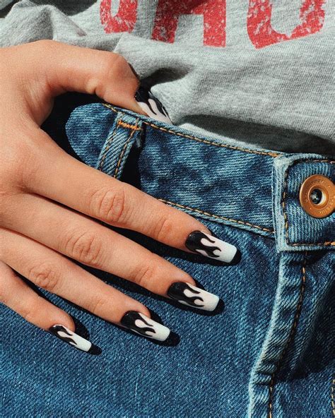 Descubre el color de uñas que le va a tus manos. Es viernes y ya nos prendimos fuego 🔥 🖤 @emiliamernes | Uñas para piel morena, Uñas llamativas ...