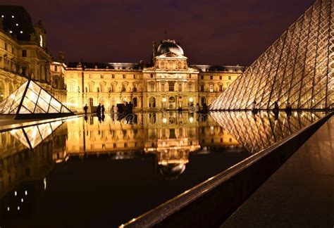 De Ingang Van Het Museum Van Het Louvre Redactionele Afbeelding Image