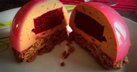 Not only it looks impressive but the flavor combination is simply amazing, as oranges and chocolate are making a special combination perfect for holiday season. Dômes chocolat framboise et son glaçage miroir rose ...