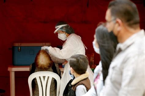 La enfermera verónica machado fue la persona que recibió la primera dosis de inmunización en el país. Vacunación contra la COVID en Colombia iniciará el 20 de ...