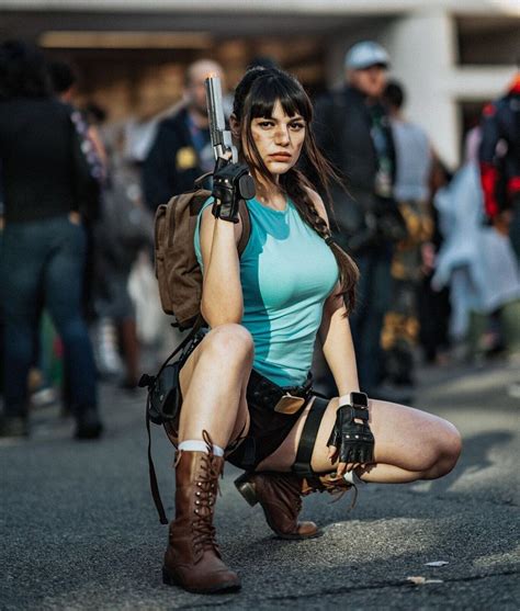 Lara Croft Tomb Raider cosplay at NYCC Kostüm Arm