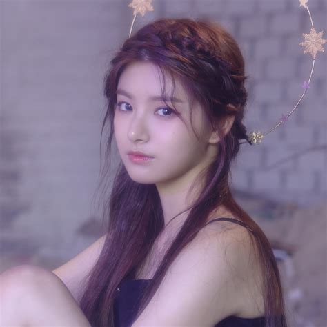 E:u, sihyeon, mia, onda, aisha, and yiren. Tiểu sử thành viên nhóm nhạc EVERGLOW: Yiren, E:U, Mia ...