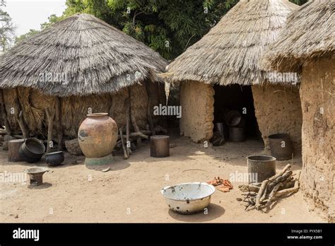 Village Typiquement Africaine Au Ghana Photo Stock Alamy