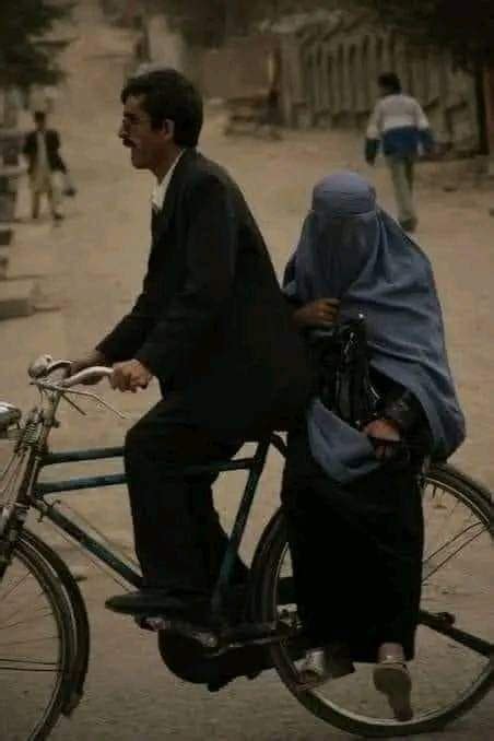 مفتی مفتا Muftimufta On Twitter کابل میں ایک شخص ایک خاتون کو سائیکل پر بٹھا کر لے جا رہا تھا