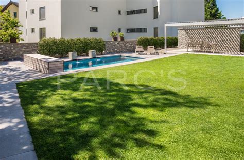 We did not find results for: Ein schlichter und strukturierter Garten mit Naturpool