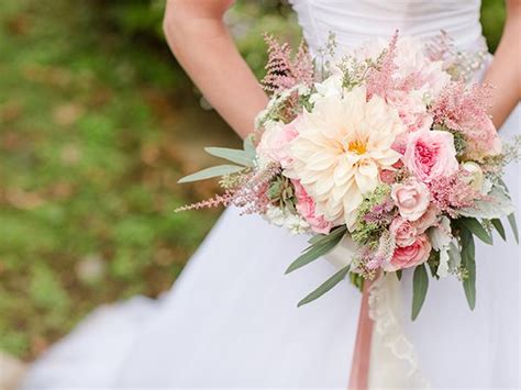 Flowers are one of the most important considerations for weddings, since they play a large decorative role in everything from your dress to the venue this type of bouquet is often loose, as the flower stems are tied together using ribbon or fabric. Wedding Ideas: How to Create Loose, Airy Wedding Bouquets ...