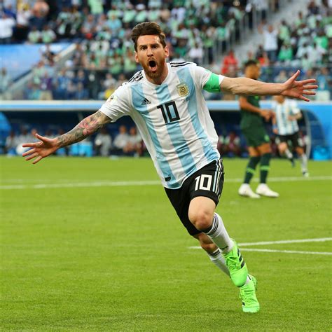 albums 97 images picture of messi holding the world cup stunning 12 2023
