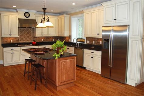 We have lots of kitchen color ideas with maple cabinets for people to optfor. Maple Kitchen Cabinets | White Kitchen Cabinets | Carlton ...