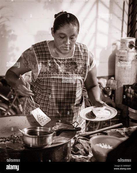 Mujer Cocinando Comida Mexicana Fotografías E Imágenes De Alta Resolución Alamy