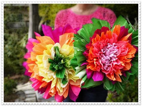 There are two ways to make a tissue paper pom pom that is nice and round. How To Make Beautiful Paper Flowers (Step by Step ...