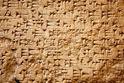 A Escrita Cuneiforme é Uma Da Principais Características Das