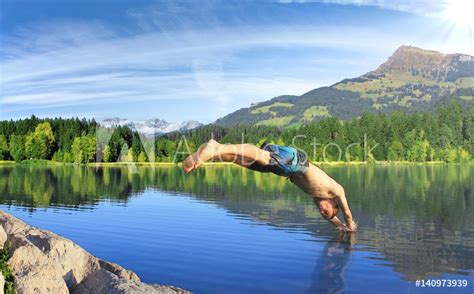 Sommerurlaub In Den Bergen Sprung In Den See Kitzbühel Tirol Austira