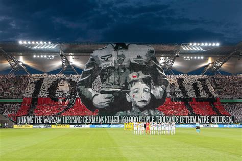 Legia is de populairste en grootste club van de stad. Legia Warschau erinnert mit Choreographie an Nazi-Morde ...