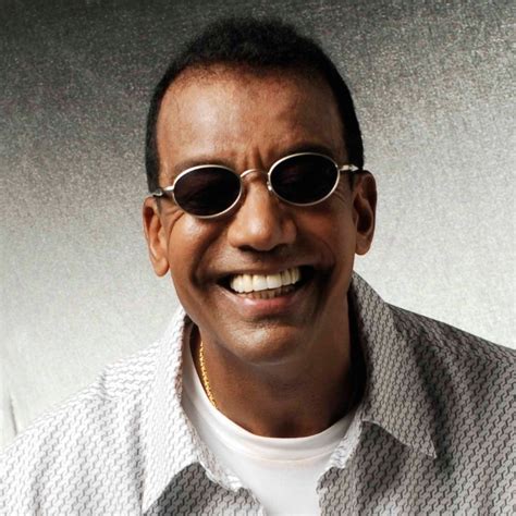 Eu sai da jovem samba a minha linha de bamba o meu caso é viver bem com todo mundo e com você também na paz de deus quero trabalhar em paz, na paz de deus quero amar em paz, na paz de deus quero sambar, sambar em paz porque amanhã é outro dia e eu não sei se vai ver com alegria mas. Jorge Ben Jor | TheAudioDB.com