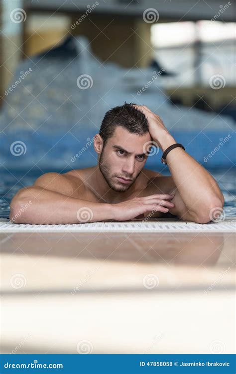 Mężczyzna Odpoczywać Relaksuję Na Krawędzi Pływacki Basen Zdjęcie Stock Obraz Złożonej Z