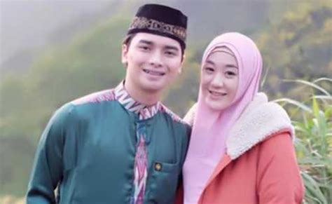 Dikatakan larissa chou, alvin faiz akan tetap bertanggung jawab memberikan nafkah meskipun sudah resmi bercerai. Larissa Chou Bahagia Cium Jenazah Ustaz Arifin Ilham ...