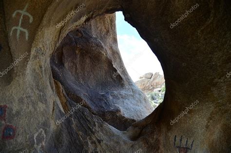 Cave With Cave Drawing Joshua Tree National Park — Stock Photo