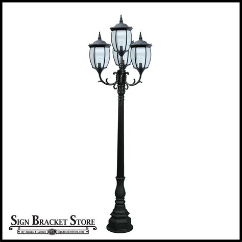 Residential Victorian Street Light With 4 Lamps