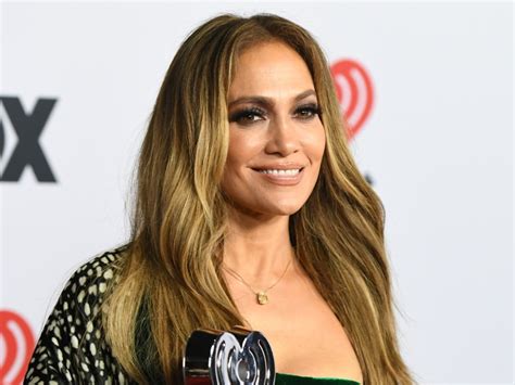 Η Jennifer Lopez δημοσιεύει φωτογραφία εξωφύλλου Nsfw για τη διαφήμιση