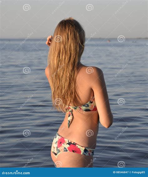 Blondes M Dchen In Einem Bikini Der Im Meerwasser Steht Sch Ne Junge