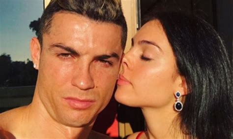 Georgina Rodríguez mulher de Cristiano Ronaldo exibe seios