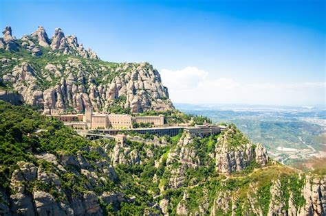 El Monasterio De Montserrat Se Encuentra En La Montaña De Montserrat