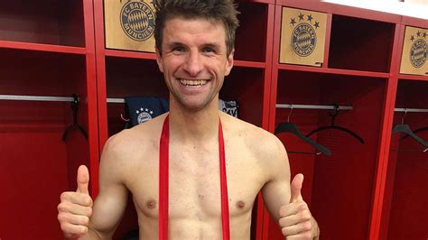 500 Spiel Thomas Müller posiert nackt mit Lebkuchenherz