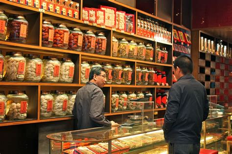 Definisi/arti kata 'tabib' di kamus besar bahasa indonesia (kbbi) adalah n 1 orang yang pekerjaannya mengobati orang sakit secara tradisional, seperti dukun; Toko Obat Cina