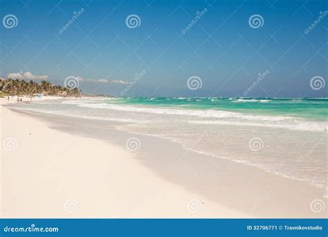 Playa Tropical Perfecta Con Agua De La Turquesa Y Imagen De Archivo